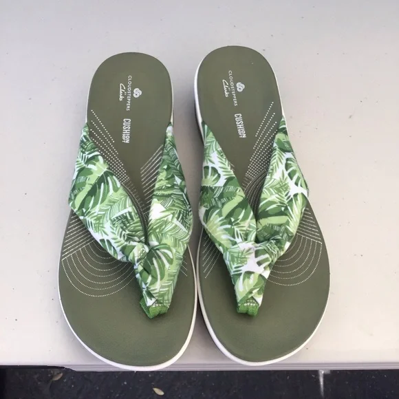 Clarks Women’s Green Tropical Print Cushioned Flip Flops - Picture 2 of 6